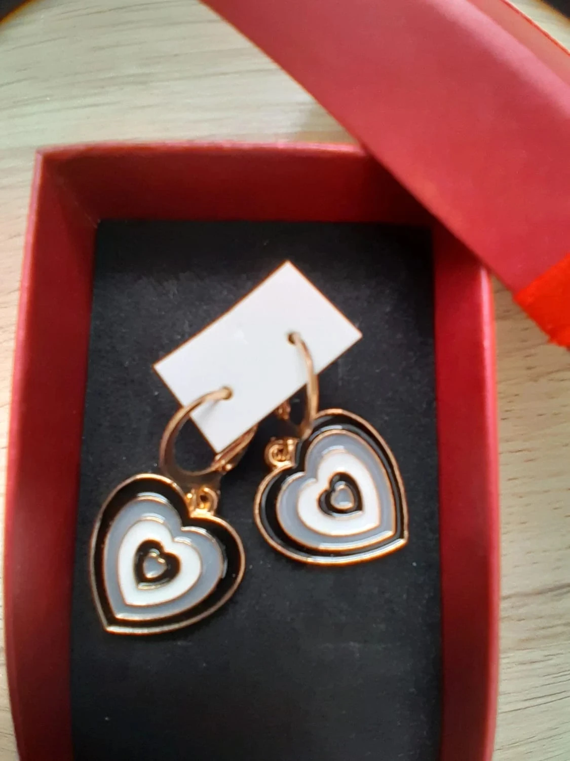 Boucles d'oreilles, coeurs émaillées, couleurs noir, gris et blanc, dorées – photo 2